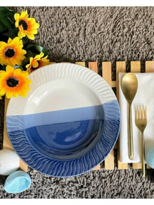 Elegante BlueBird Pasta Plate: Inspired by the colors of nature this pretty piece is a perfect fit for a spring love colorful dinner table