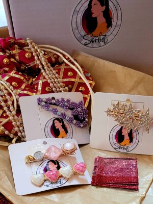 The clip lover collection! KarwaChauth hamper, KarwaChauth gifting ideas! Complete with a side pin, glitter bobby pins the latest trend🫰🏻 a tic tac