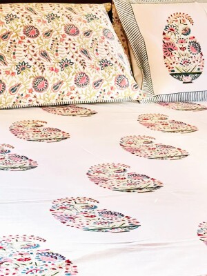 White floral block printed 210 thread count cotton double bedsheet set with 2 pillow covers - 108 inches x 108 inches