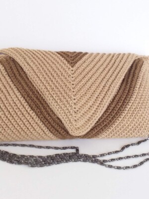 Trendy, Sling bag crocheted with cotton yarn and lined inside with cotton cloth.