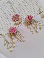 White and pink rose floral earrings mangtika set with chain