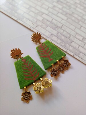 Rainvas light green leaf pattern golden charm earrings