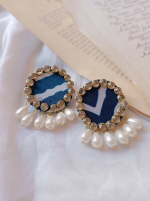 Rainvas Blue pearls and kundan round stud earrings
