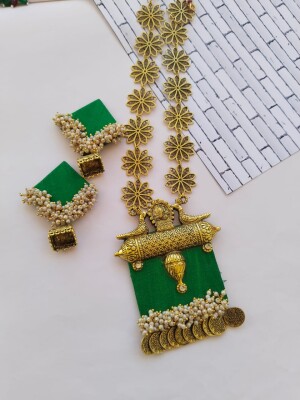 Rainvas Green and golden kundan beads necklace earrings set