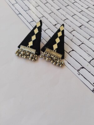 Rainvas Black and silver mirror triangular studs earrings for women