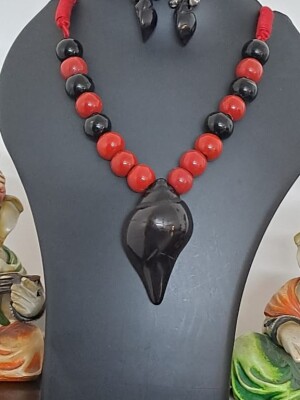 Black acrylic exclusive shell necklace