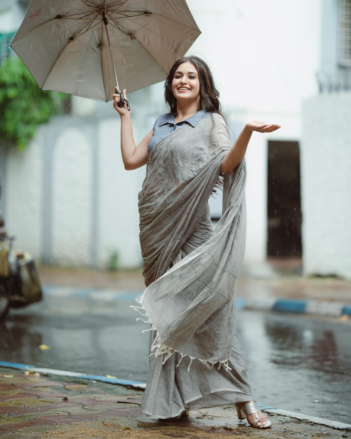 Saree Poses - Saree makes my soul happy ❤️ 📷 Sakshi... | Facebook