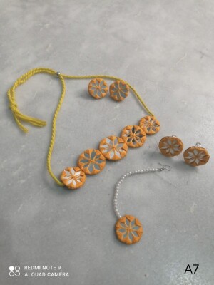 Yellow mirror set with long beads