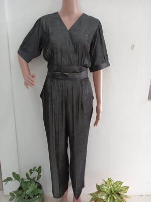 "Crop Top Coord Set" made from soft, silky-feeling fabric with a denim look.