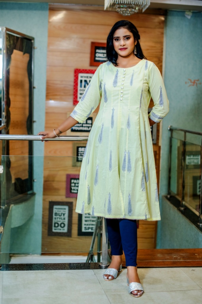 Buy Aarika Girls Yellow Colour Cotton Printed Kurti Pant Set Online at Best  Prices in India - JioMart.