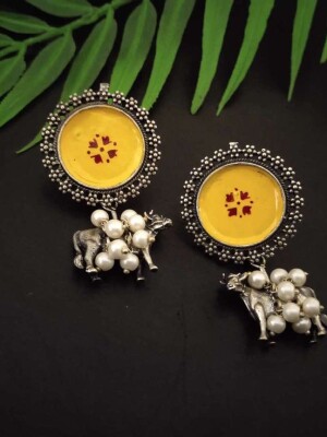 Yelkow Nandi-- hand painted round studs with clustered pearl