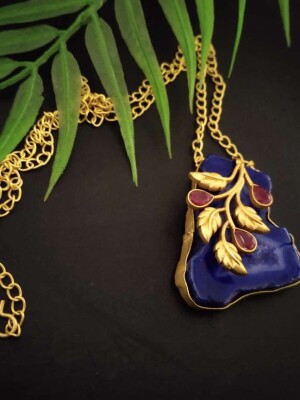 Irregular agates leaves -16 gold plated foil and zircon stones makes a minimalist stunning piece.