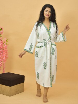 Cotton ultra soft classic fit with a tie belt and patch pocket bathrobe for women