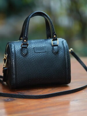 NESH ZELENA  | STYLISH LEATHERETTE DUFFLE BAG FOR WOMEN, Black & Tan Stylish Leather Duffle Bag
